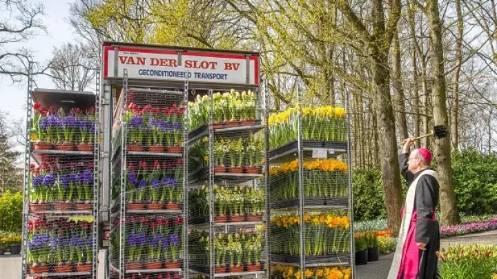 Persuitnodiging dinsdag 4 april: vertrek bloemen voor het Sint Pietersplein