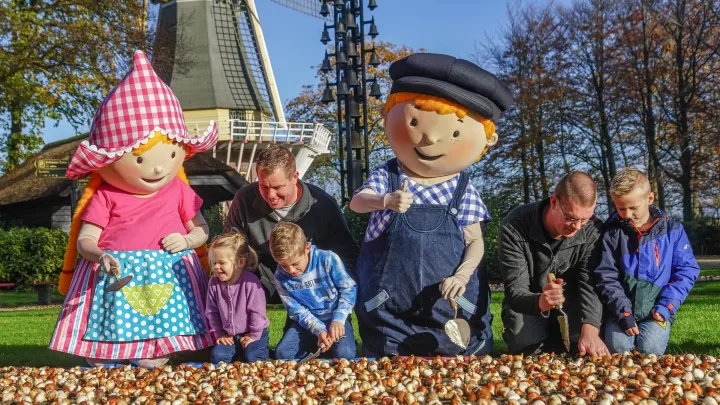 Fien & Teun planten bloembollen in Keukenhof 