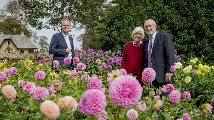 VS-ambassadeur bezoekt dahliatuin